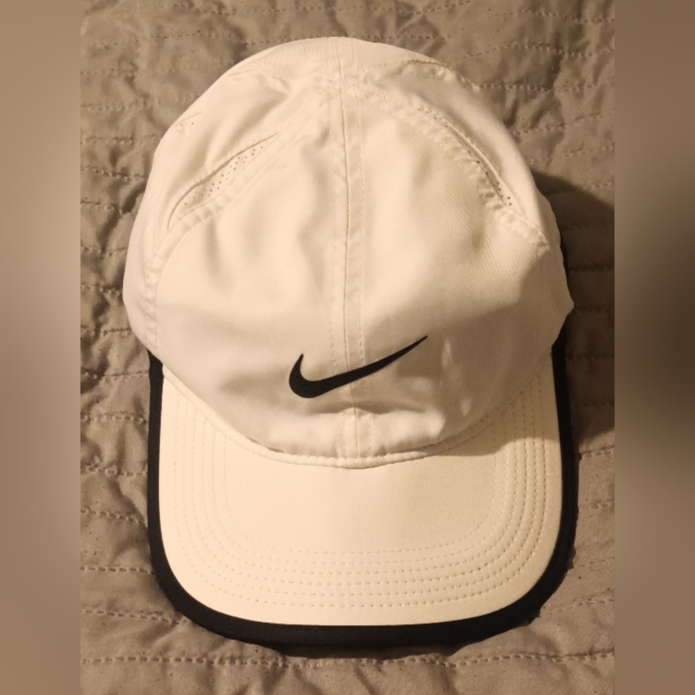 Nike Featherlight Dry-Fit Hat
